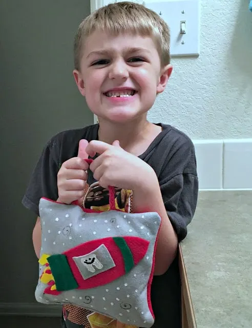 Tooth Fairy Pillow How to, Space tooth fairy pillow, tooth fairy pillow for a boy, easy tooth fairy pillow, tooth fairy pillow with felt, lost tooth