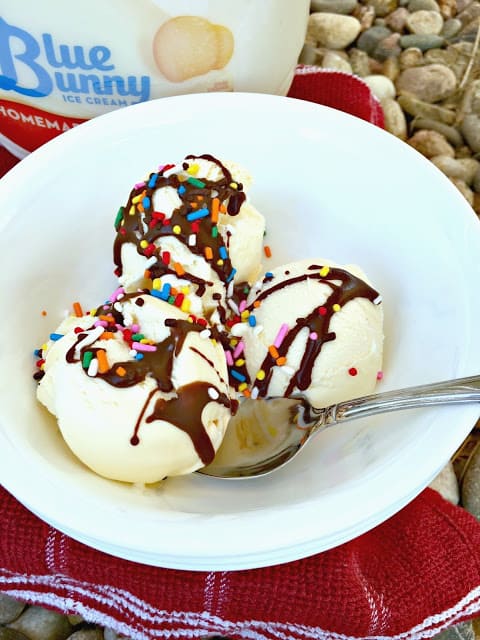 #TopYourSummer, #SoHoppinGood, #Ad, Making the Most of Summer, How to build and outdoor fort, Easy outdoor fort, little kid outdoor activities, outdoor ice cream bar, 