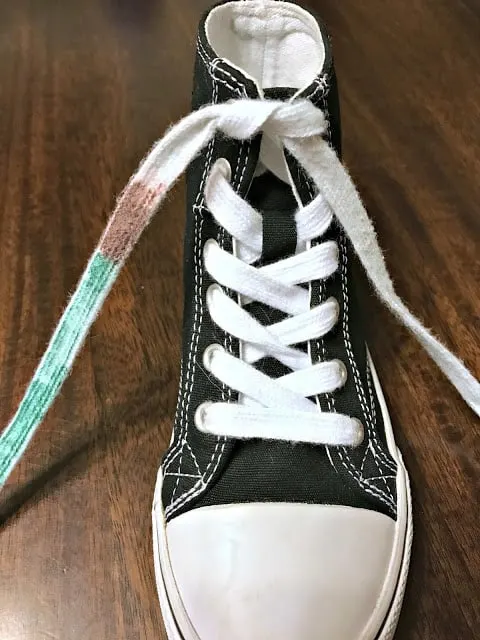 How to teach your kid to tie shoes, shoe tying technique, colored laces shoe tying lesson, knot in shoe laces tying lesson, fastest way to teach your kid to tie their shoes