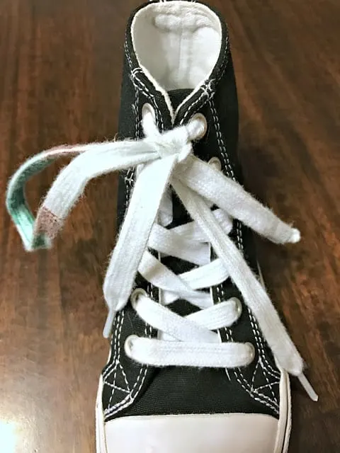 How to teach your kid to tie shoes, shoe tying technique, colored laces shoe tying lesson, knot in shoe laces tying lesson, fastest way to teach your kid to tie their shoes