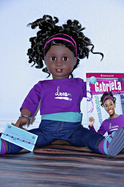 American Girl of the Year, Gabriela American Girl, Easy Friendship bracelet tutorial with pictures, Friendship bracelet for American girl, American girl crafts