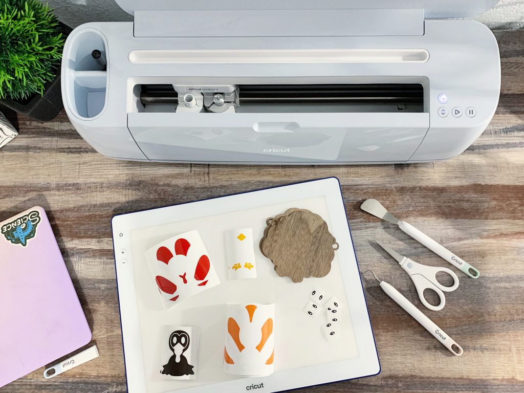 How to put vinyl on wood with Cricut